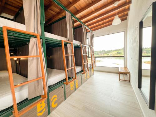 Imagen de la habitación del Viajero Guatap&eacute; Hostel. Foto 15