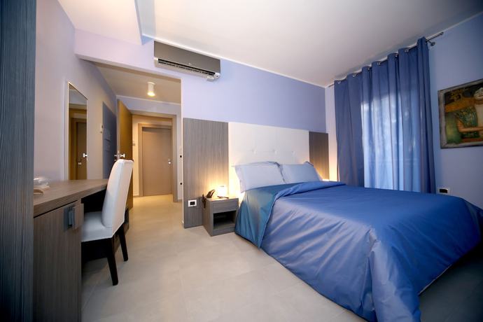 Imagen de la habitación del Victoria Hotel, Castello di Cisterna. Foto 11