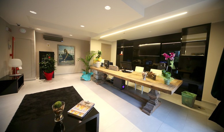 Imagen de los interiores del Victoria Hotel, Castello di Cisterna. Foto 20