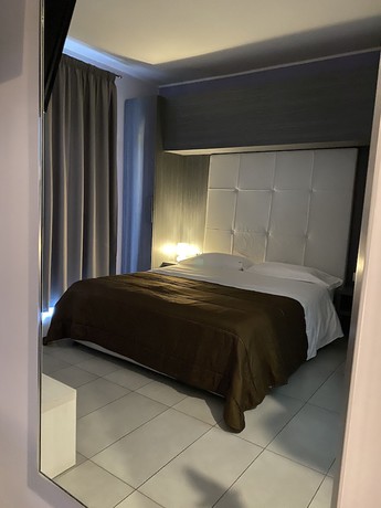 Imagen de la habitación del Victoria Hotel, Castello di Cisterna. Foto 16