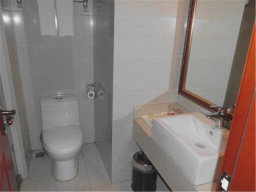 Imagen de la habitación del Vienna Hotel Shanghai Pudong Airport Huaxia Road. Foto 11