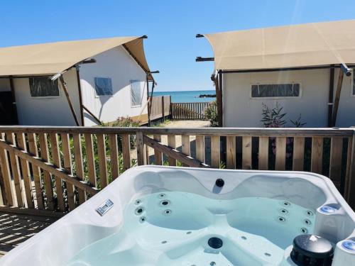 Imagen de la habitación del Villa Alwin Beach Resort. Foto 14