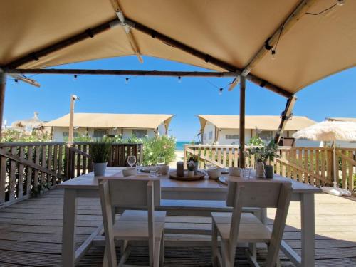 Imagen de la habitación del Villa Alwin Beach Resort. Foto 15