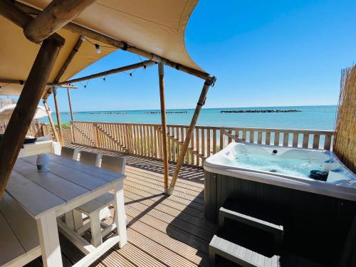 Imagen de la habitación del Villa Alwin Beach Resort. Foto 17