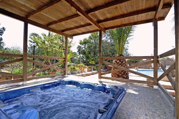 Imagen de los exteriores del Villa Can Cardona. Foto 10