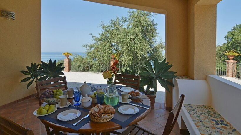 Imagen de la habitación del Villa Le Sorbe 12 in Caronia. Foto 19