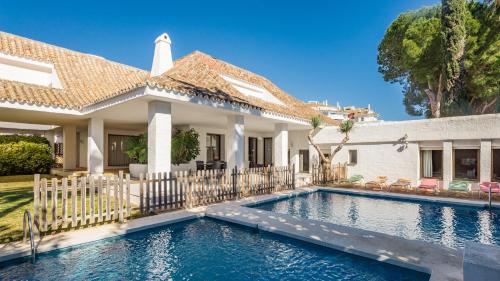 Imagen de los exteriores del Villa Marina, Marbella. Foto 5