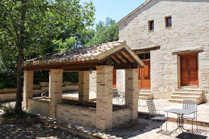 Imagen de los exteriores del Villa Rinalducci. Foto 13