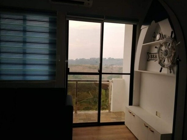 Imagen de la habitación del Villa - Sleeps 10 - Communal Pool - Parking. Foto 38