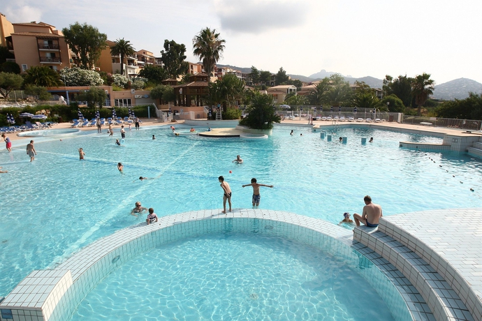 Imagen de la piscina del Village Cap Esterel Pierre and Vacances. Foto 4