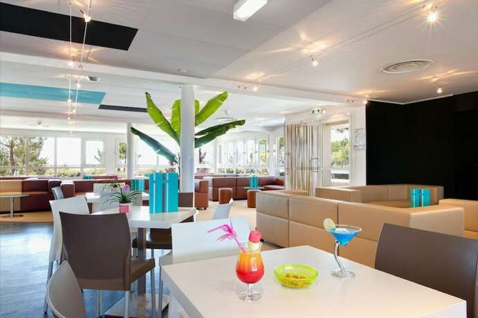 Imagen del bar/restaurante del Village Club De La Grande Baie. Foto 18