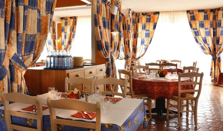 Imagen del bar/restaurante del Village Club Les Mas De L'esterel. Foto 12