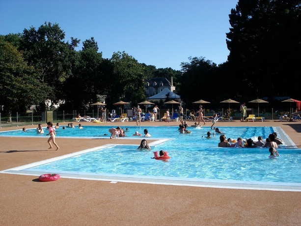 Imagen de la piscina del Village Vacances Chateau De Tr&eacute;ambert. Foto 16