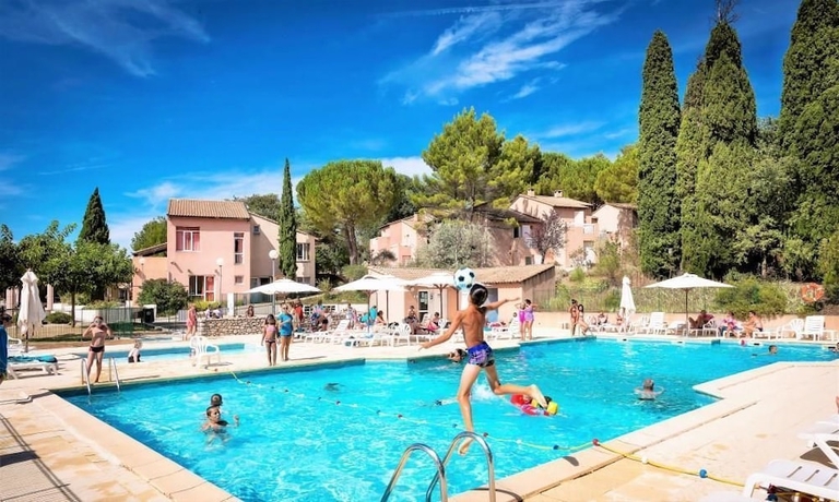 Imagen de la piscina del Village Vacances Vaison la Romaine. Foto 19