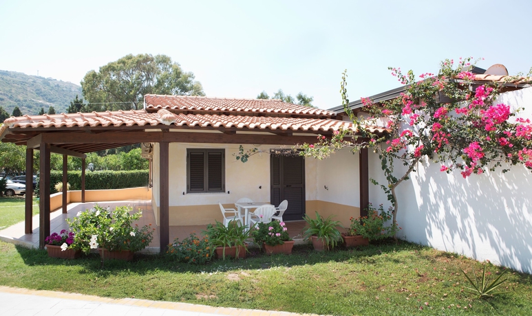 Imagen de los exteriores del Villaggio Borgo Marino. Foto 17