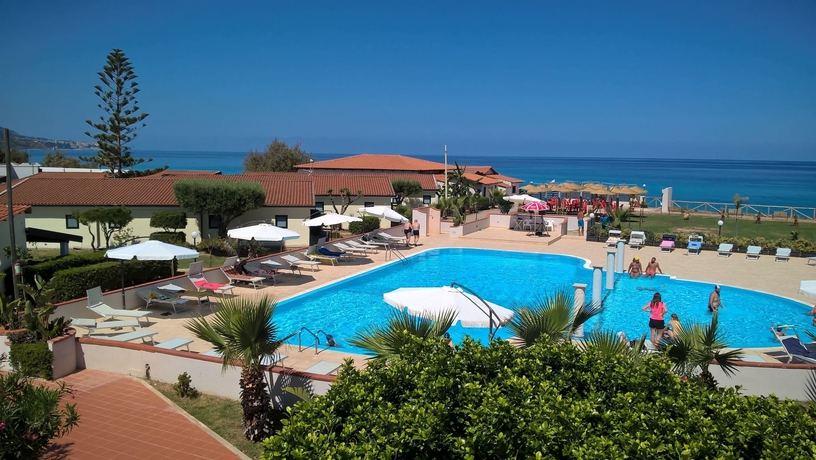 Imagen de la piscina del Villaggio Borgo Marino. Foto 19