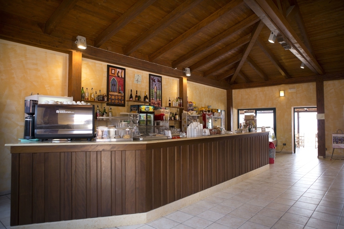 Imagen del bar/restaurante del Villaggio Borgo Marino. Foto 4