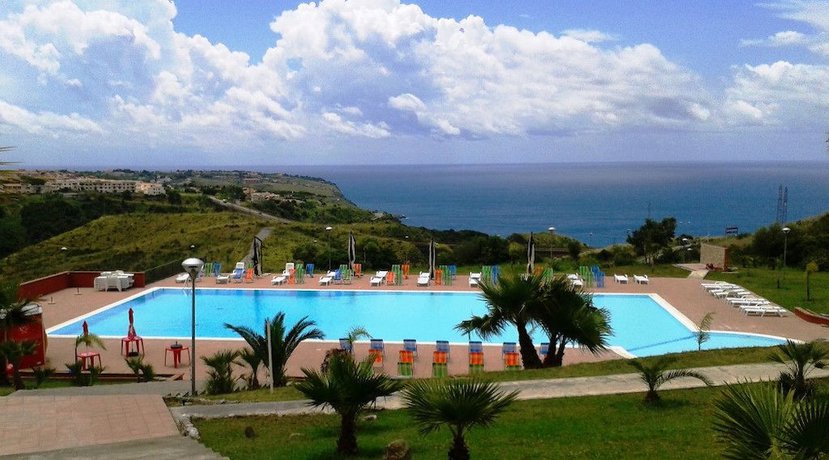 Imagen de la piscina del Villaggio Club Baia Di Dino. Foto 11