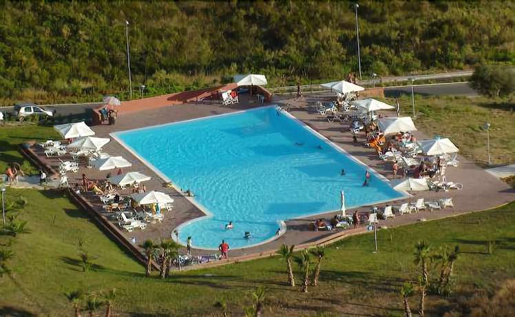 Imagen de la piscina del Villaggio Club Baia Di Dino. Foto 12