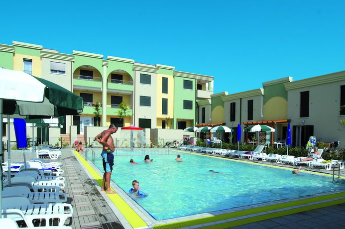 Imagen de la piscina del Villaggio Farnie. Foto 13