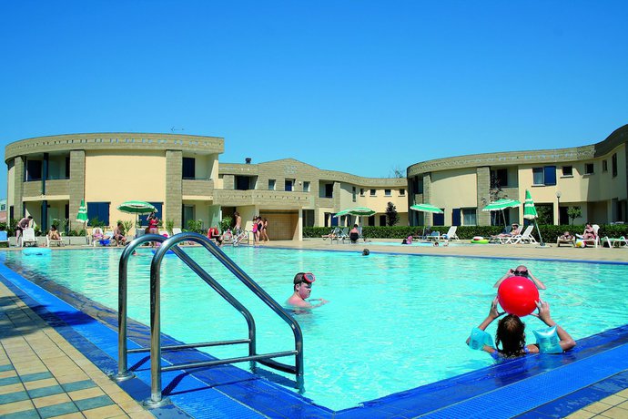 Imagen de la piscina del Villaggio Girasoli. Foto 17