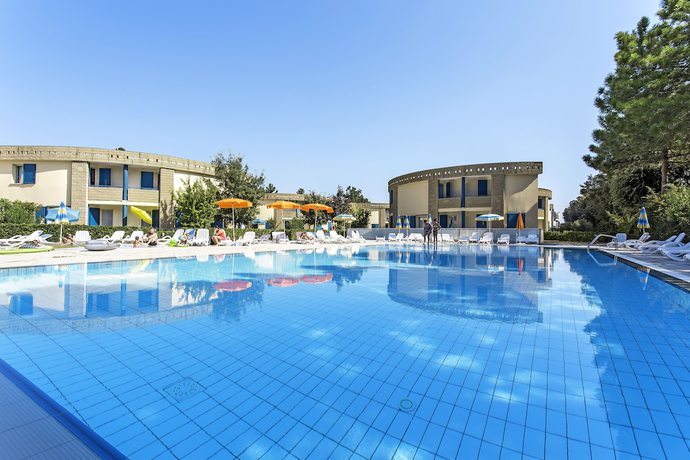 Imagen de la piscina del Villaggio Girasoli. Foto 19