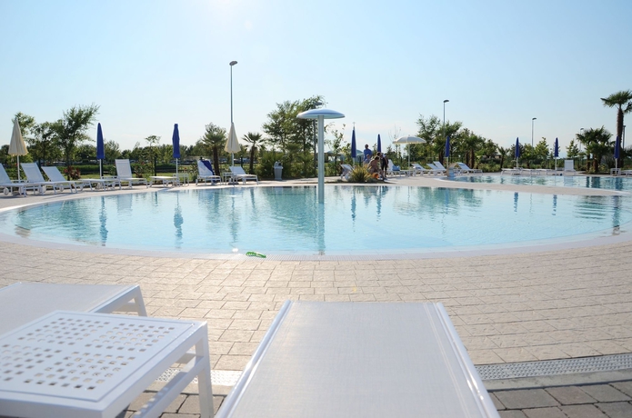 Imagen de la piscina del Villaggio Laguna Blu. Foto 15