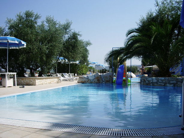 Imagen de la piscina del Villaggio Turistico Il Falco. Foto 12