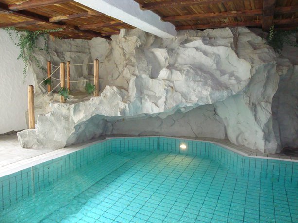 Imagen de la piscina del Waldhotel B&auml;chlein. Foto 17