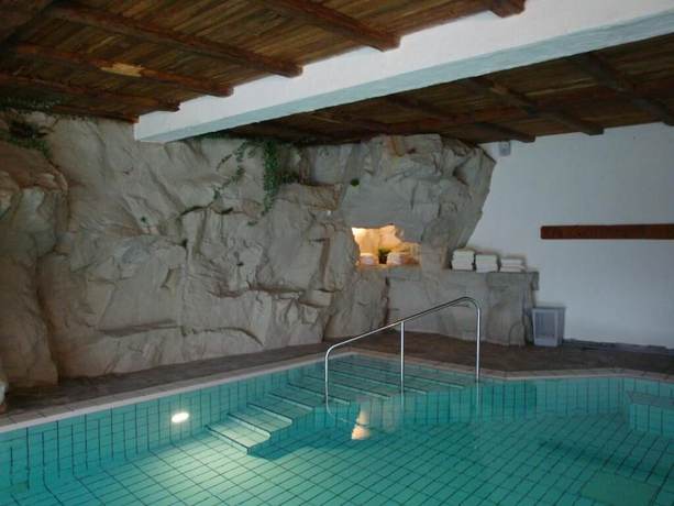 Imagen de la piscina del Waldhotel B&auml;chlein. Foto 18
