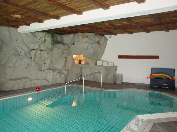 Imagen de la piscina del Waldhotel B&auml;chlein. Foto 20