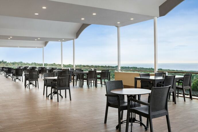 Imagen del bar/restaurante del Watercastle Suits. Foto 13