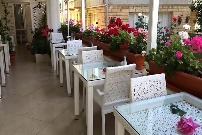 Imagen del bar/restaurante del White Palace Otel. Foto 1