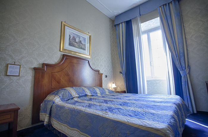 Imagen de la habitación del White Vatican. Foto 5