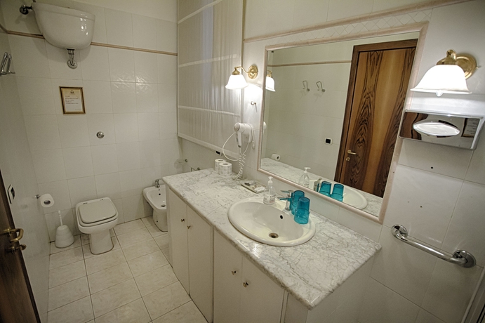 Imagen de la habitación del White Vatican. Foto 6