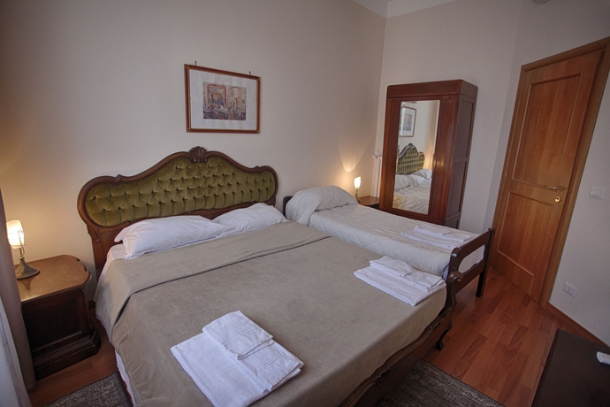 Imagen de la habitación del White Vatican. Foto 10