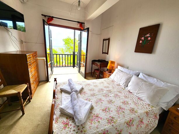 Imagen de la habitación del YALLA HOTEL CHOREFTO. Foto 15