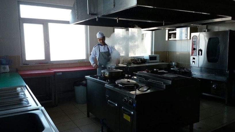 Imagen del bar/restaurante del Yalnizcam Oteli. Foto 2