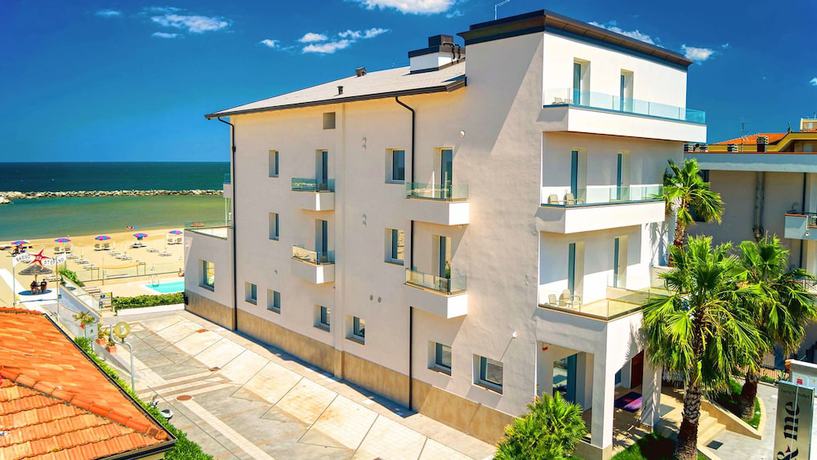 Imagen general del You and Me Beach Hotel. Foto 1