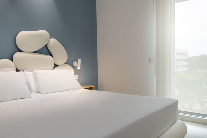 Imagen de la habitación del Youmami Lifestyle Suite Hotel. Foto 7
