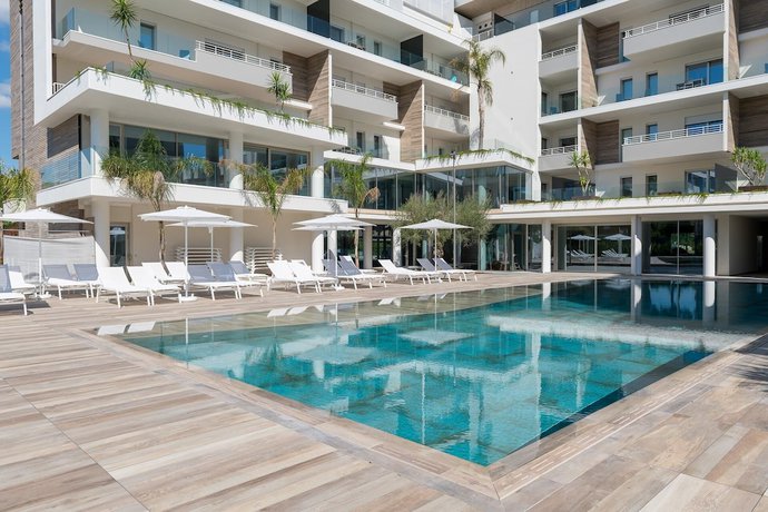 Imagen de la piscina del Youmami Lifestyle Suite Hotel. Foto 18
