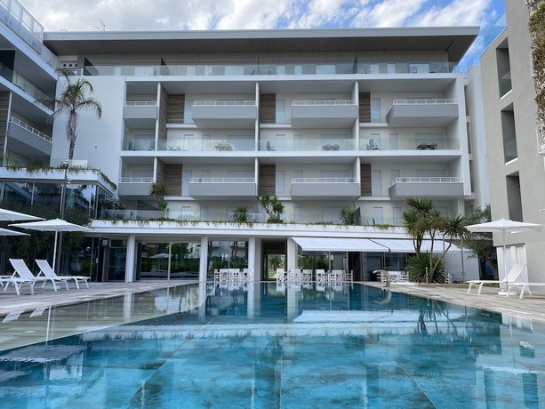 Imagen de la piscina del Youmami Lifestyle Suite Hotel. Foto 19