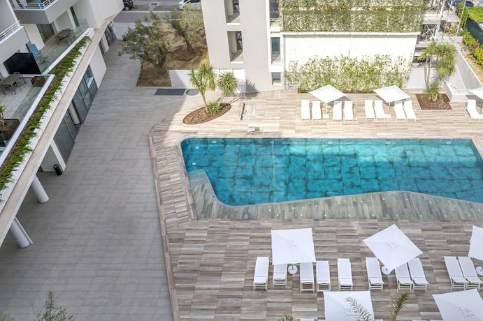 Imagen de la piscina del Youmami Lifestyle Suite Hotel. Foto 20