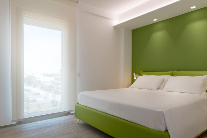 Imagen de la habitación del Youmami Lifestyle Suite Hotel. Foto 13
