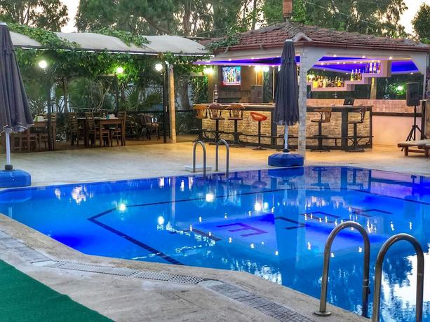 Imagen de la piscina del Y&uuml;cel Hotel, FETHIYE. Foto 20
