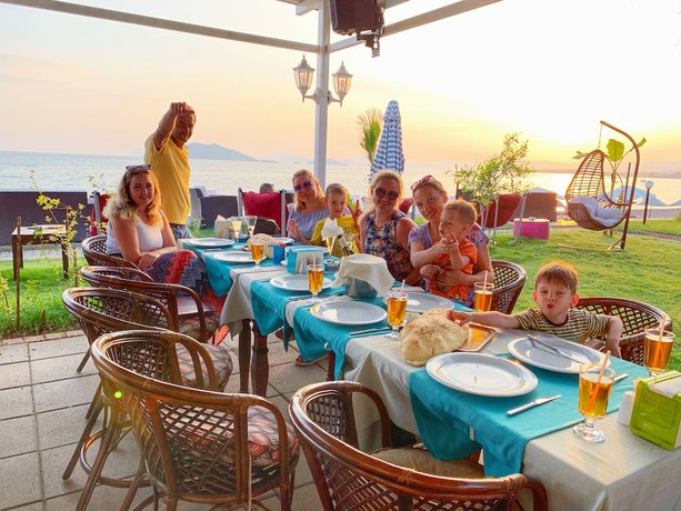 Imagen del bar/restaurante del Y&uuml;cel Hotel, FETHIYE. Foto 6