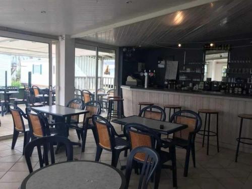 Imagen general del ZEcamping 4 &eacute;toiles familial piscine couverte restaurant et aire de jeux. Foto 15