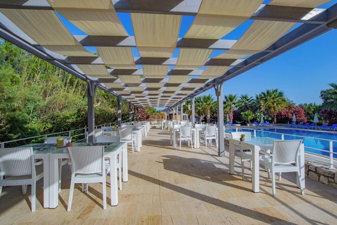 Imagen del bar/restaurante del Zemda Hotel Gumusluk. Foto 5