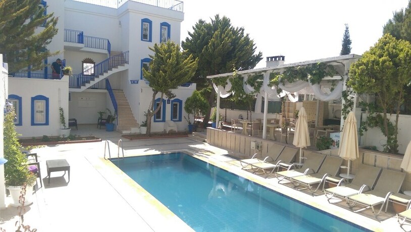Imagen de la piscina del Zuzu's Kitchen and Apartments. Foto 30