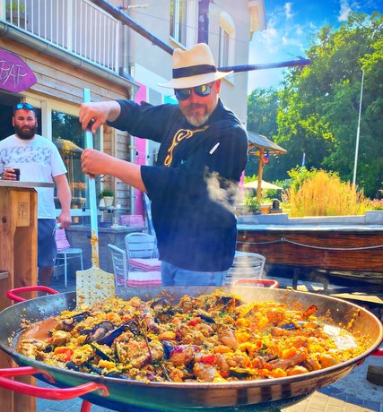 Imagen del bar/restaurante del feels Beach Club Hotel. Foto 2